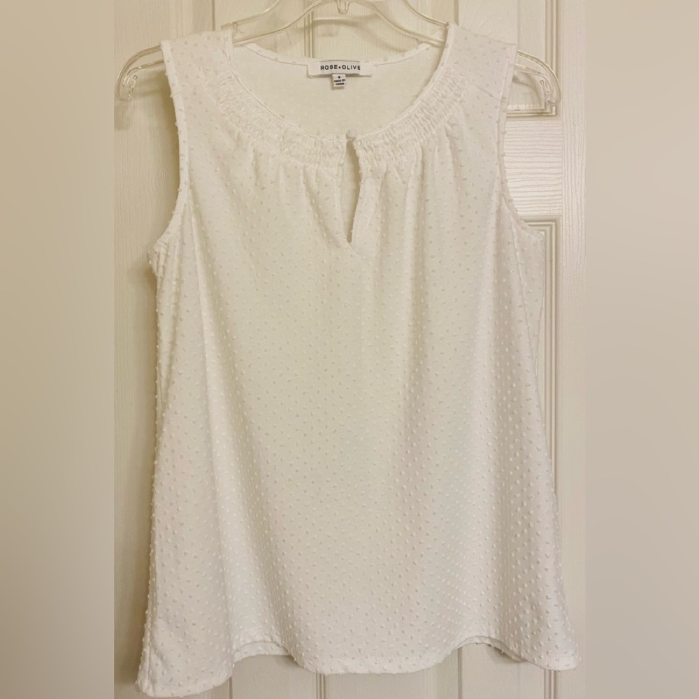 Rose + Olive White sleeveless keyhole top with raised dot texture Sz small